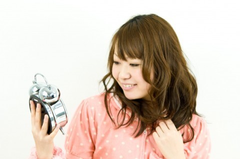 時計をみる妊婦さん,妊娠,便秘,腹痛