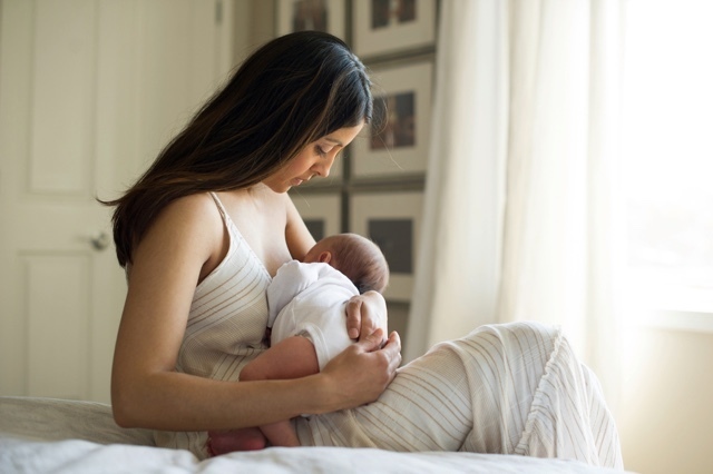 母乳を上げるママ,