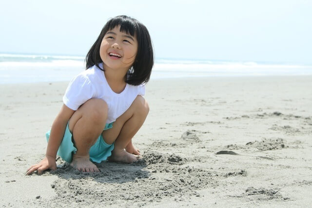 海辺で遊ぶ女の子,バーベキュー,雨,新潟