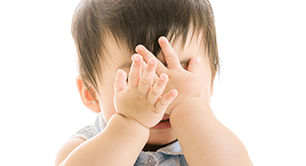 顔を隠す子ども,乾燥,改善,