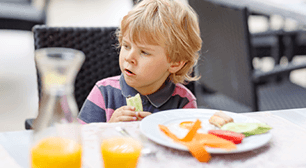 家からはどんなアドバイスが寄せられたでしょうか。 3歳児のママからの相談:「食事中に立ち上がってしまう」,