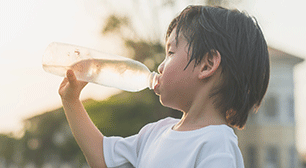 のアドバイスを聞いてみましょう。 4歳児のママからの相談:「水遊びでも水分補給は必要?」,