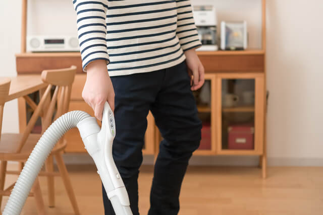 掃除機をかける男性,妊娠,25週,胎児