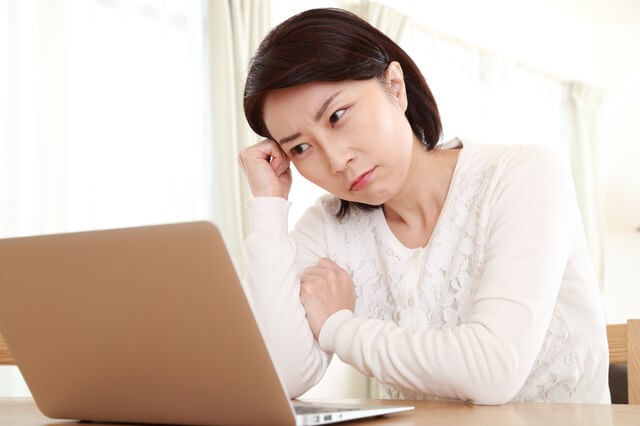 PCを見て思い悩む女性,チャイルドシート,レンタル,比較