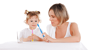 歯ブラシを持つ母子,歯磨き,2歳児,