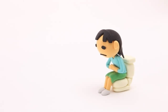 便秘に悩む女性,離乳食,栄養,食物繊維