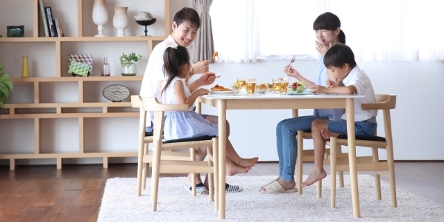 家族の食事風景,離乳食,チェア,
