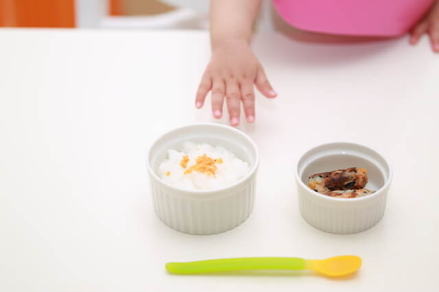ピンクの離乳食エプロン,離乳食,エプロン,