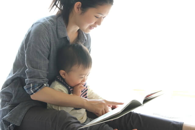 本を読む親子,動物,絵本,