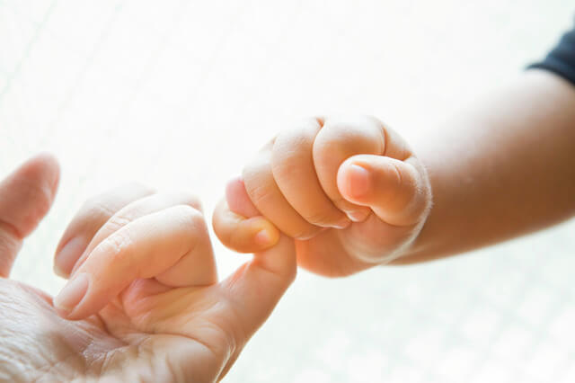 指きりをする親子の手,保育園,幼稚園,泣く