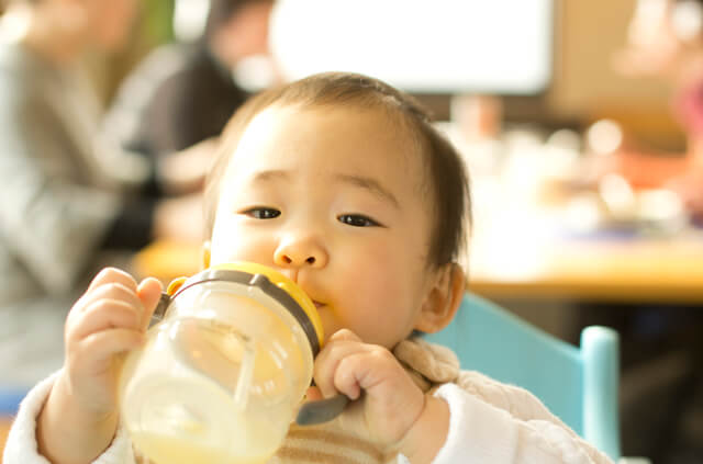 マグを持った赤ちゃん,ストローマグ,おすすめ,