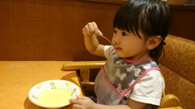 ごはんを食べる女の子,離乳食,スケジュール,