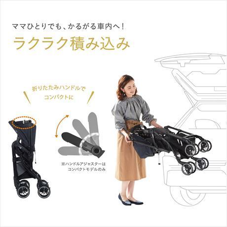 車にベビーカーを積み込むママ,