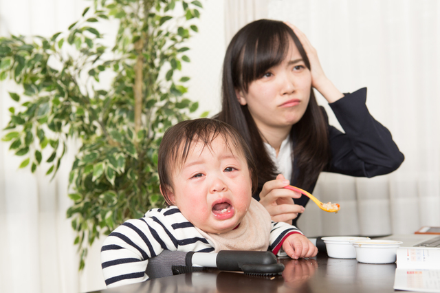 食事を嫌がる赤ちゃんとママ,ベビーフード,9ヶ月,
