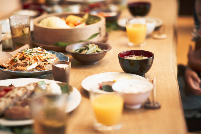 テーブルに並んだ夕食,