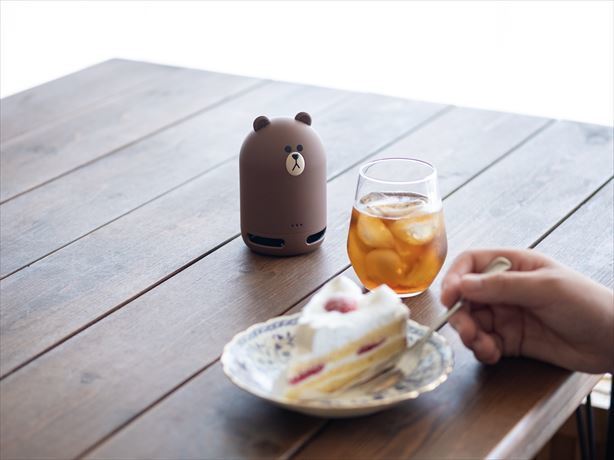 テーブルに置かれたスマートスピーカー,