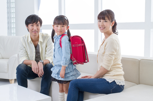 ランドセル姿の女児と両親,小学校,入学祝い,プレゼント