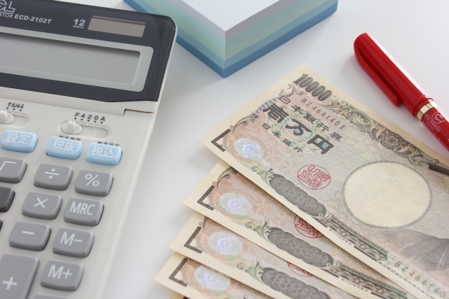 電卓と現金,学資保険,
