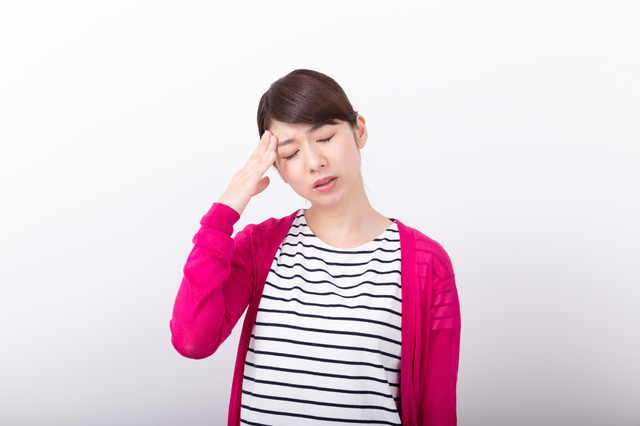 頭痛を感じる女性,PMS,妊娠,