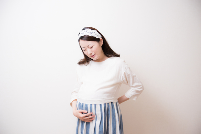 腰痛で苦しむ妊婦さん,妊娠後期,