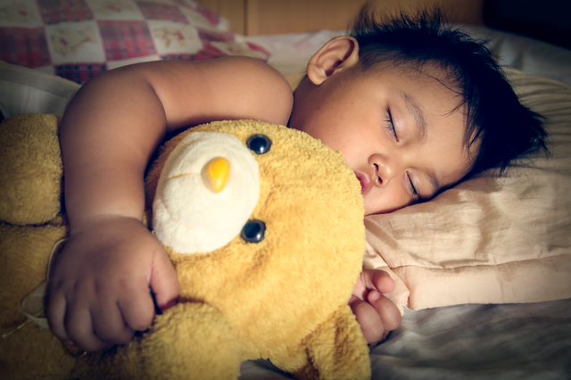 夜すやすや眠る子ども,紙おむつ,夜 ,比較