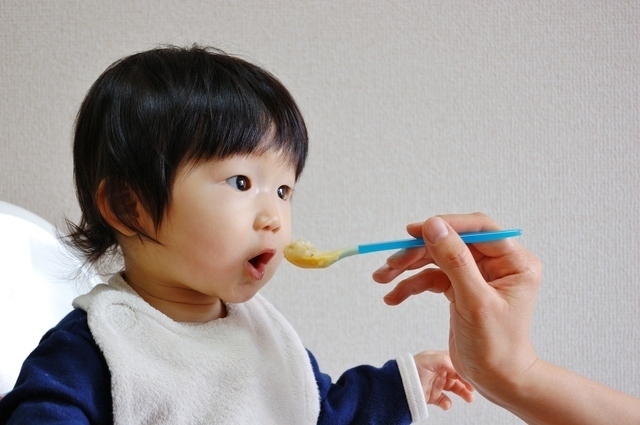 口を開ける赤ちゃん,量,簡単,離乳食