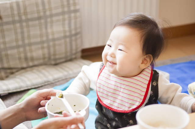食事中に笑顔の赤ちゃん,量,簡単,離乳食