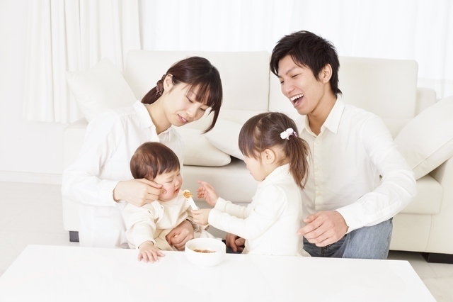 赤ちゃんに離乳食を与える子,量,簡単,離乳食