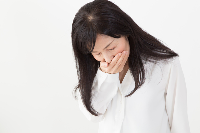 つわりによる吐き気を感じる妊婦,妊娠8週,お腹,