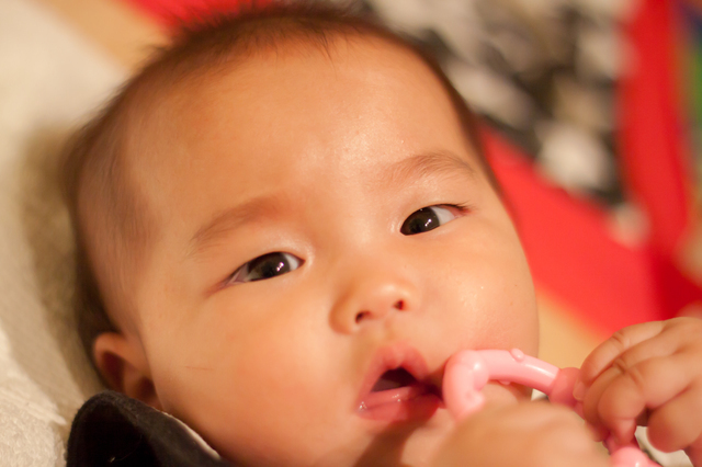 おもちゃを握る赤ちゃん,生後,3ヶ月,赤ちゃん
