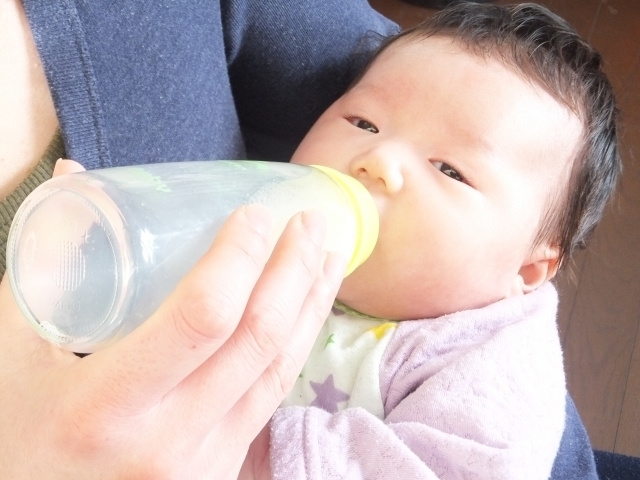 ミルクを飲む赤ちゃん,生後,3ヶ月,赤ちゃん