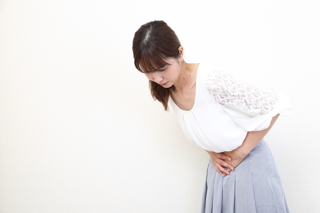下腹部をおさえる女性,PMS,妊娠,