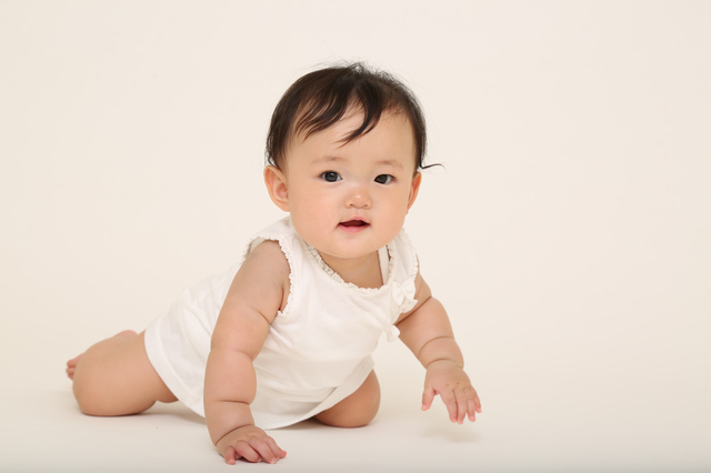 ハイハイをする赤ちゃん,生後,9ヶ月,体重