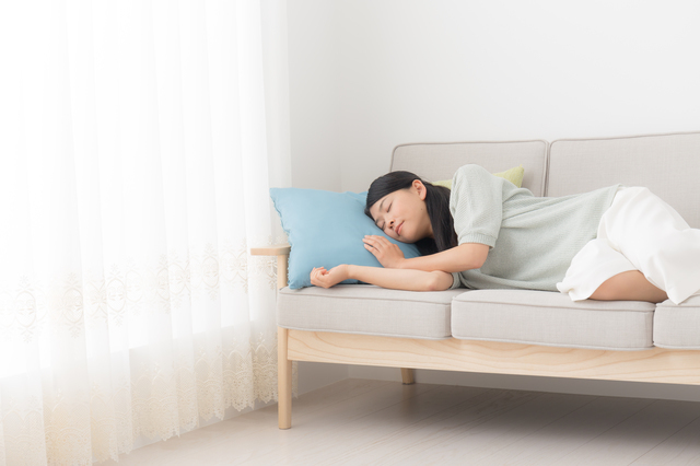 安静に横になる女性,妊娠初期,茶おり,