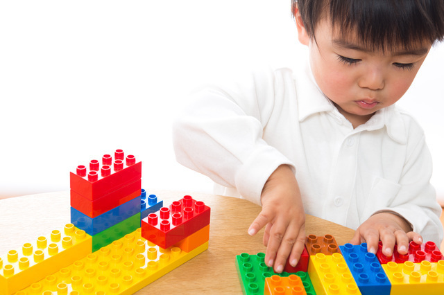 レゴで遊ぶ男の子,レゴ,ブロック,