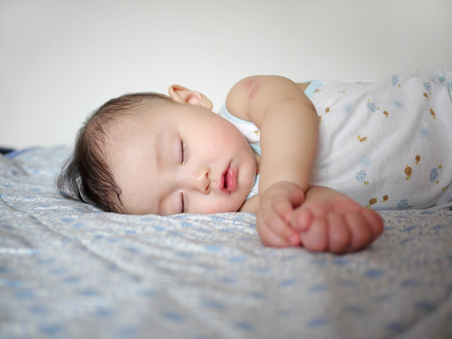 汗をかいて寝る赤ちゃん,新生児,寝ない,対策