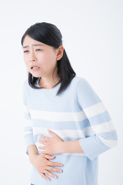 お腹が苦しそうな女性,妊娠,3ヶ月,