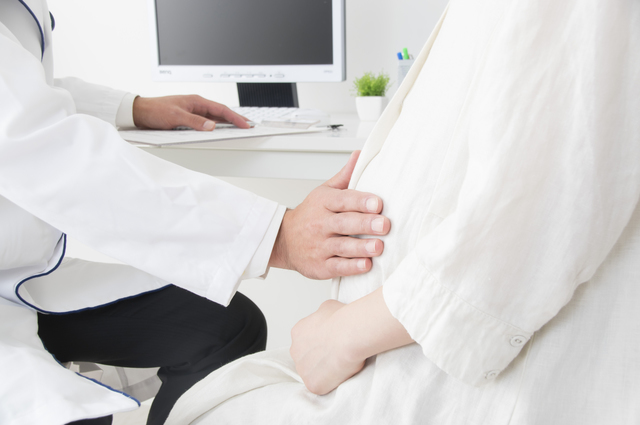 産婦人科で診察を受ける妊婦,妊娠,36週目,