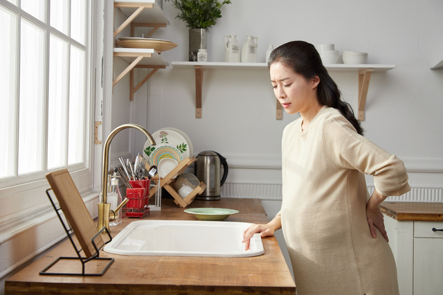 腰痛に悩む妊婦,妊娠18週,赤ちゃん,