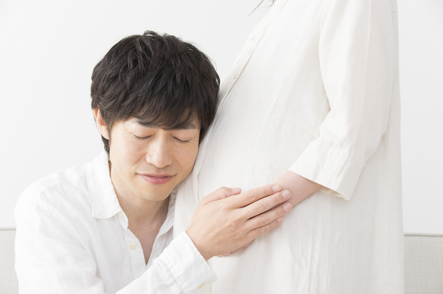 胎動を聞くパパ,妊娠18週,赤ちゃん,