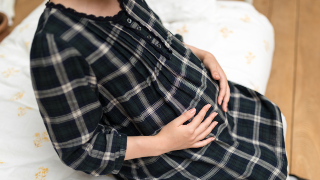 胎動を感じる妊婦イメージ,妊娠後期,眠れない,