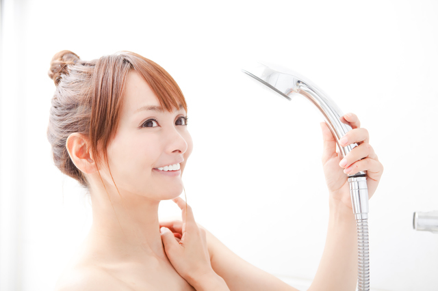 シャワーを浴びる女性,妊娠,胸の張り,