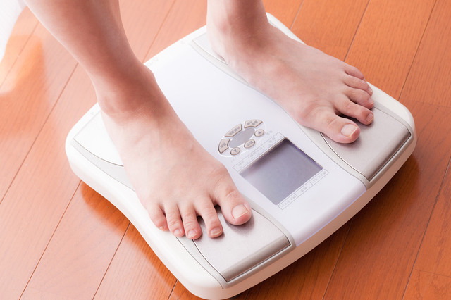 体重計に乗る女性,妊娠5ヶ月,