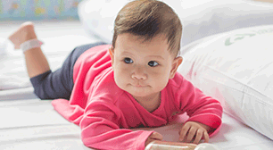 ベットに寝ころぶ子ども,1歳,つかまり立ち,