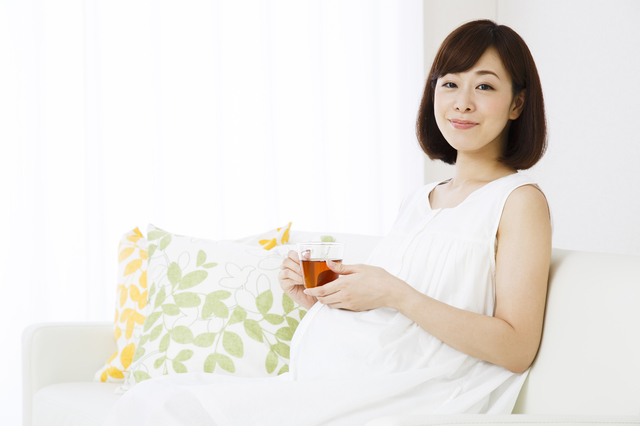 お茶を持つ妊婦,母親学級,両親学級,