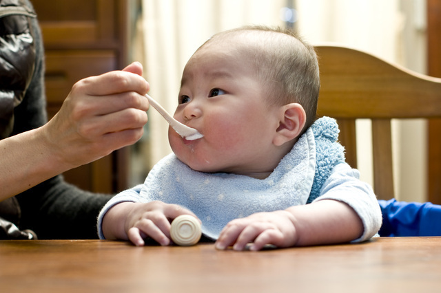 食事をする赤ちゃん,出産祝い,男の子,