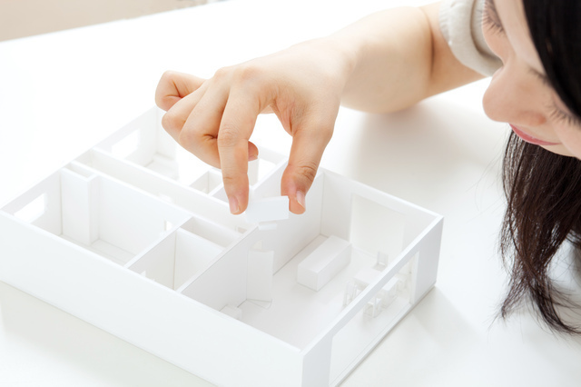 住宅の間取りを見る女性,ベビーゲート,