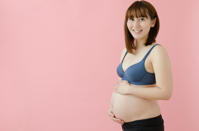 マタニティブラをつける妊婦,妊娠,9週,症状