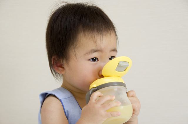 マグを飲む子ども,フォローアップミルク,