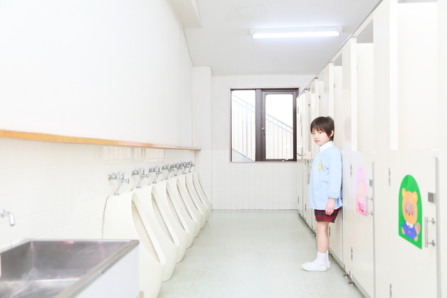 トイレにたたずむ子供,トイレトレーニング,いつから,体験談